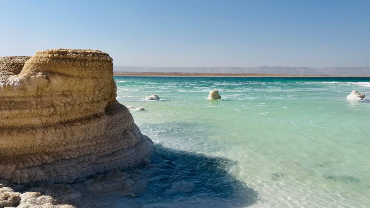 死海の絶景が見れる場所「塩の橋」
